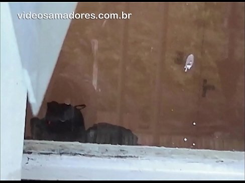 ❤️ Home cachondo mirando á súa moza con outro mozo, gravando un vídeo de carallo sen molestar á parella Só porno en nós