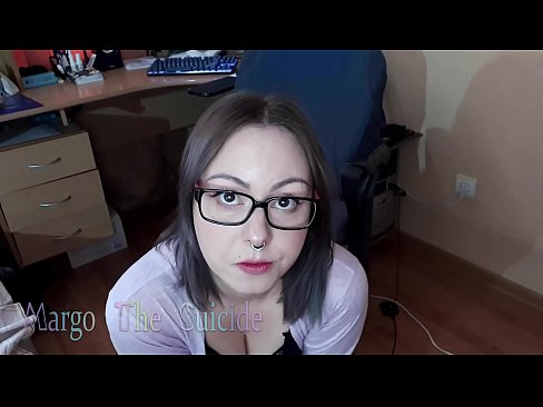 ❤️ Moza sexy con lentes chupa un consolador profundamente ante a cámara Só porno en nós