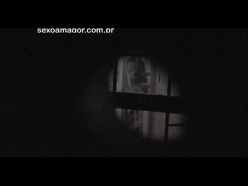 ❤️ Blondie é gravada en segredo por un voyeur do barrio escondido detrás de ladrillos ocos Só porno en nós