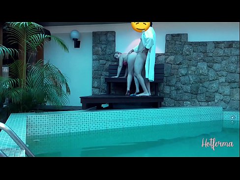 ❤️ O xefe invita a criada á piscina, pero non puido resistirse a un quente Só porno en nós