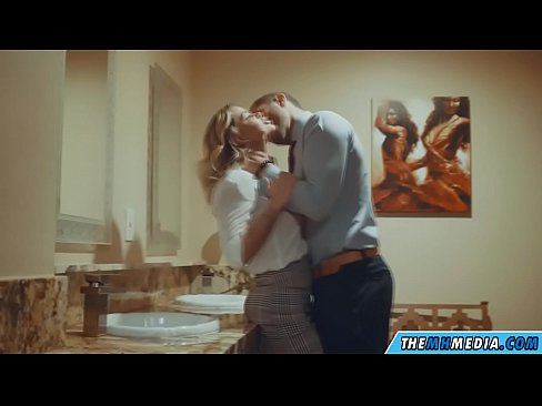 ❤️ Cando unha loura tetona seduce nun baño público Só porno en nós